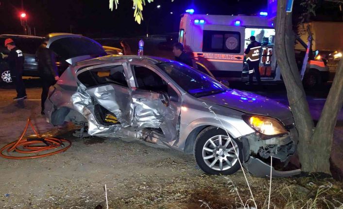 Işık ihlali yapan hafif ticari aracın çarptığı otomobilde can pazarı yaşandı; 4 yaralı