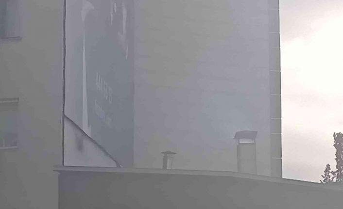 İşletme bacalarından çıkan yoğun duman, mahalle sakinlerini rahatsız ediyor