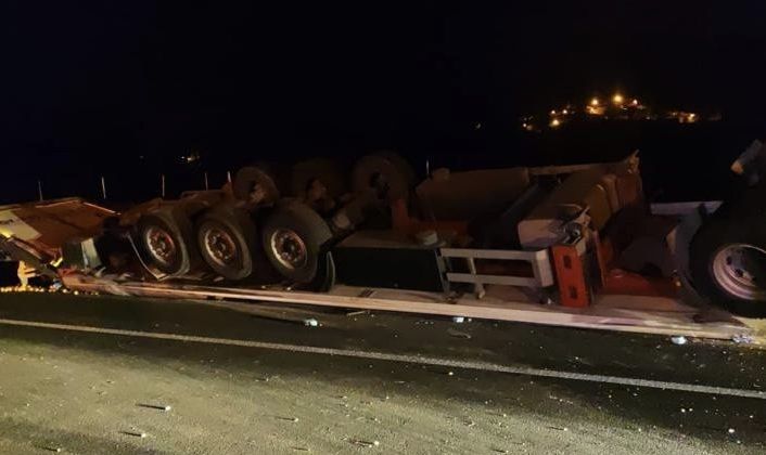 Isparta’da refüje çarpan tır yan yattı: 1 ölü