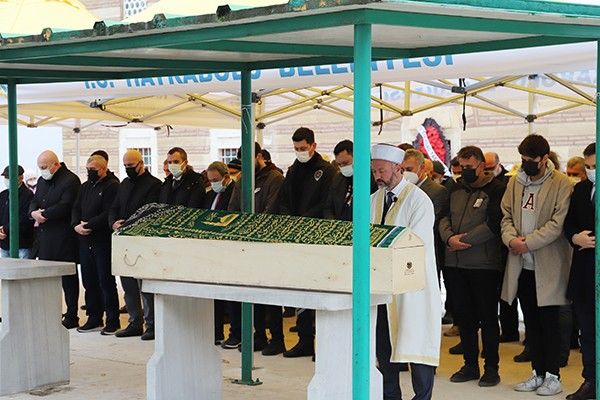 İstanbul’da 5. kattan düşerek hayatını kaybeden doktor Tekirdağ’da toprağa verildi