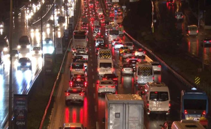 İstanbul’da haftanın ilk iş gününde yağmurla birlikte trafik yüzde 55’i vurdu