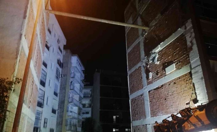 İzmir’de bir inşaatın temel kazısı esnasında yan binada kayma oluştu, 5 apartman tedbir amaçlı boşaltıldı