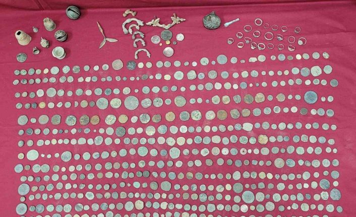 Kaçakçılar, polisten kaçamadı: 632 tarihi eser ele geçirildi