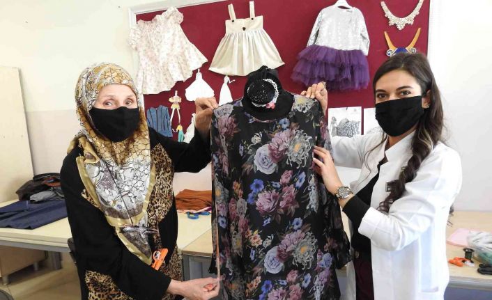 Kadınlar elbiselerini hem ucuza mal ediyor hem de gelir sağlıyor