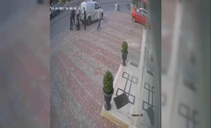 Kaldırımda bekleyen kadın geri gelen aracın altında kalmaktan son anda kurtuldu