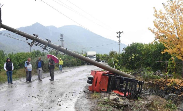 Kamyon kasasından düşen Forklift mahalleyi elektriksiz bıraktı