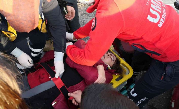 Kamyonet ile otomobil çarpıştı: 1 yaralı