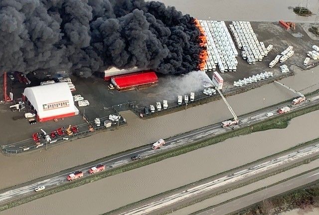 Kanada’da selin ortasında kalan otoparkta yangın