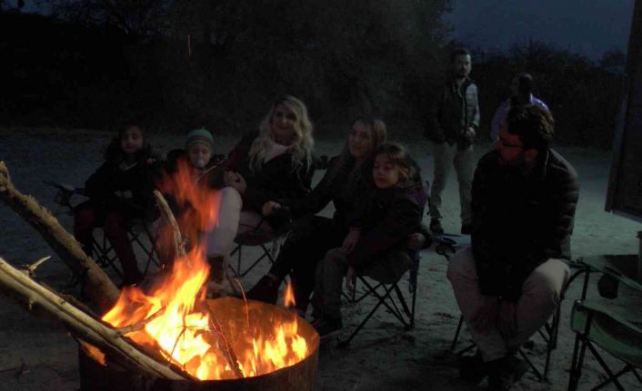 Kapadokya’nın soğuğunda halay çekerek ısındılar
