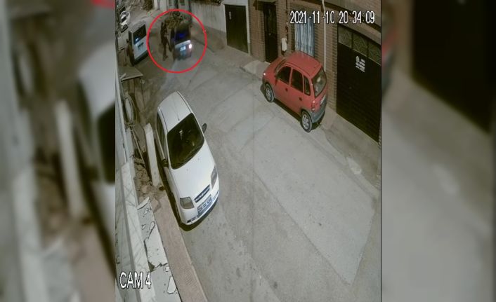 Kapısı açık arabayla geri geri bekçilerden kaçarken mahalleyi alt üst etti