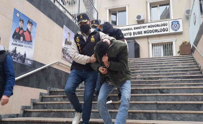 Kapıyı taş ve tekmeyle kırarak içeri giren hırsızlar kamerada