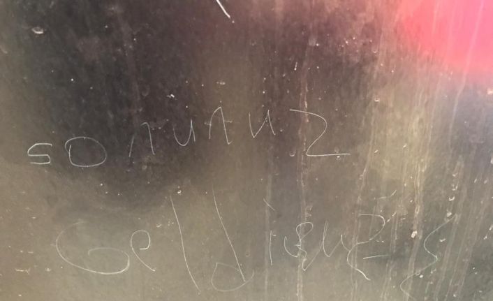 Karısını öldürmüştü: Cinayetten önce evin kapısına bıçakla ‘Sonunuz geldi’, ‘Ölün’ yazdığı iddia edildi