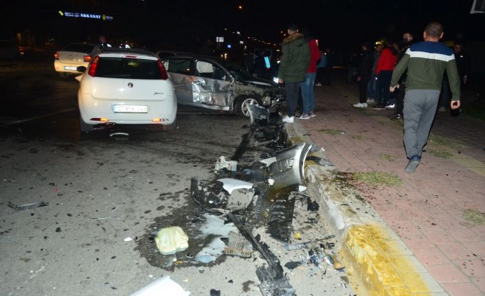 Karşı şeride geçen otomobil ortalığı savaş alanına çevirdi: 4 yaralı