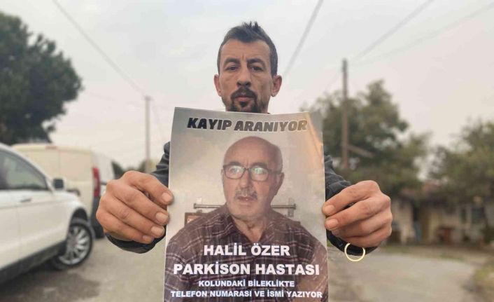 Kayıp babasını bulabilmek için aracından açtığı ses kaydıyla sokak sokak dolaşıyor