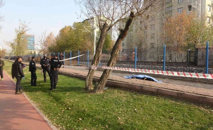 Kayseri’de şüpheli ölüm; meraklı gözlerle ekipleri izlediler