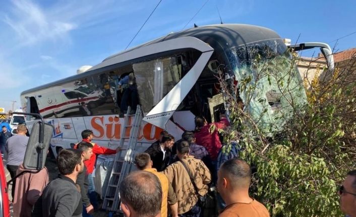 Kayseri’de yolcu otobüsü ile kamyonetin çarpıştığı kazada ölü sayısı 2’ye yükseldi