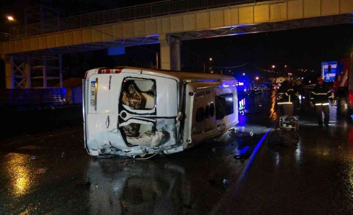 Kaza yapan servis minibüsüne akaryakıt tankeri çarptı: 1 ölü, 1 yaralı