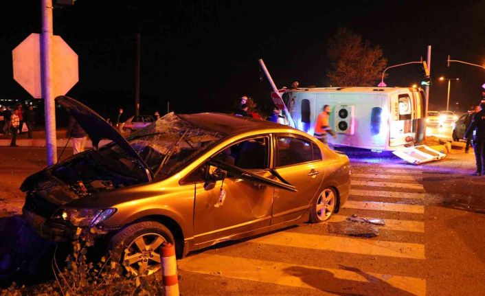 Kazada ağır yaralanan sürücüyü hastaneye taşıyan ambulans devrildi: 1 ölü, 3 yaralı