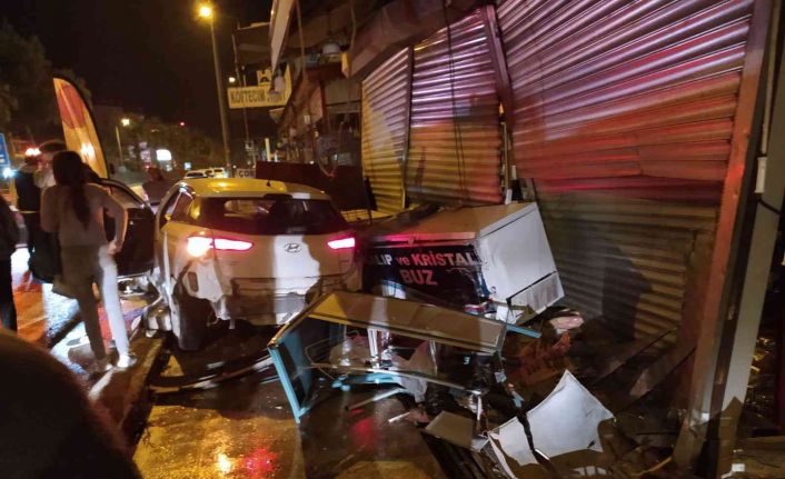 Kazaya yardım için dükkanı kilitleyip çıktı, saniyeler sonra marketine otomobil girdi