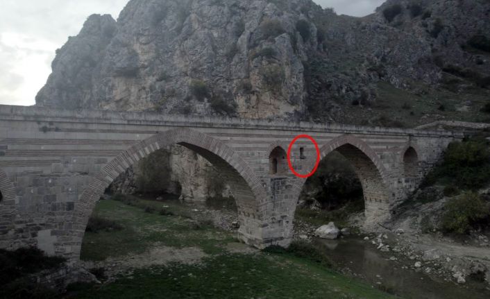 Kemerinde mescit bulunan 7 asırlık köprü görenleri hayrete düşürüyor