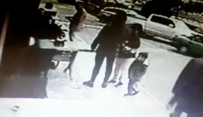 Kendilerine aile görünümü vererek 8 adet çalıntı cep telefonu satan 3 şahıs yakalandı