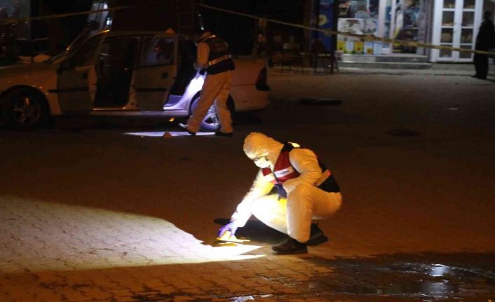 Kendisini icraya veren eski dünürünü ailesiyle birlikte katletti