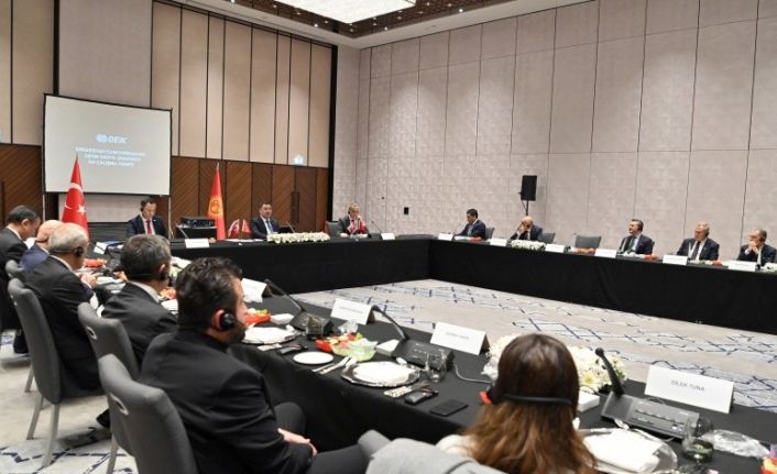 Kırgızistan Cumhurbaşkanı Caparov: “Kırgızistan, Türk yatırımcıların, AEB, Çin ve diğer komşu ülkelerin pazarlarına girmesi için bir ‘pencere’ olabilir”