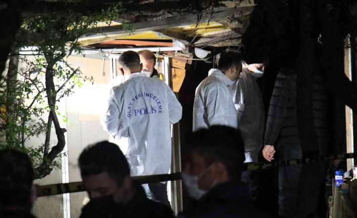 Kız arkadaşını 10 bıçak darbesiyle öldürmekten yargılanan zanlı hakim karşısına çıktı