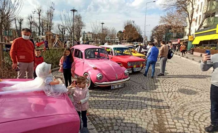 Klasik araçlar bir araya geldi, tutkunları fotoğraf çektirmek için sıraya girdi