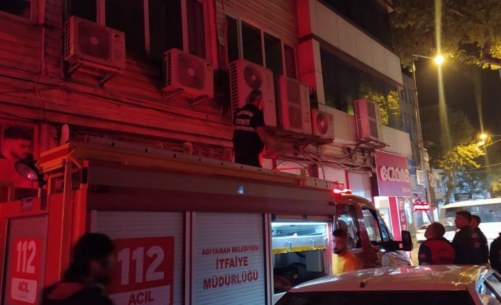 Klima motorları arasına sıkışan kediyi itfaiye kurtardı