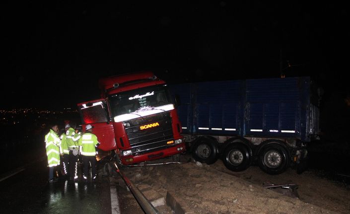 Kontrolden çıkan tır refüjde asılı kaldı, sürücü 153 promil alkollü çıktı