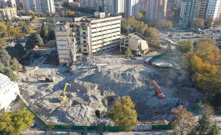 Konya’da depreme dayanıklı olmayan eski belediye binasında yıkım çalışmaları sürüyor