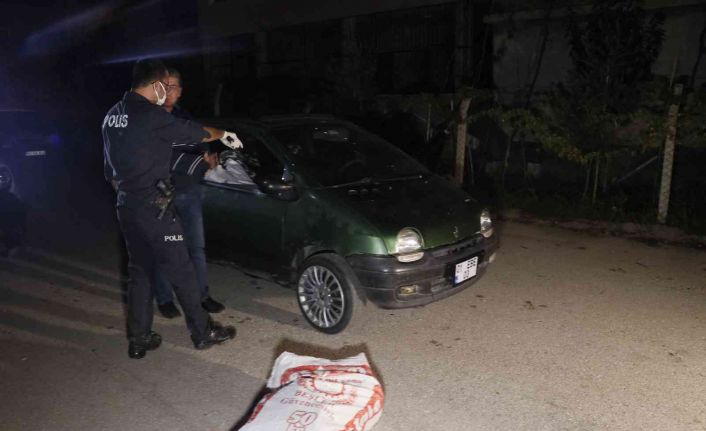 Kovalamaca sonucu durdurulan otomobilden 3 bin paket gümrük kaçağı sigara çıktı