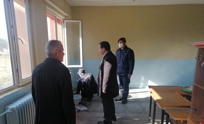 Köy okuluna jandarma eli değdi
