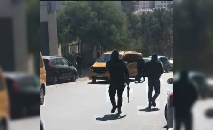 Kudüs’te maskeli kişiler üniversite girişinde araçlara saldırdı