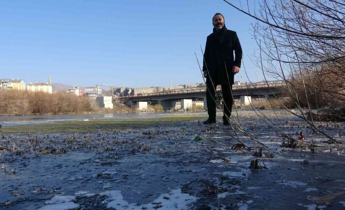 Kura Nehri’nin yüzeyi buz tuttu