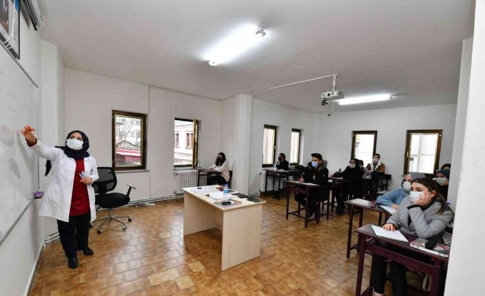 Kurslara katılarak hem bilgi ve becerilerini geliştiriyor hem ev ekonomilerine katkı sağlıyorlar