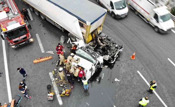 Kuzey Marmara Otoyolu’nda kaza yapan tırın kupası yola düştü: 1 yaralı