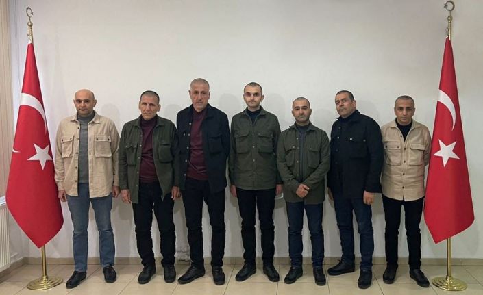 Libya’da 2 yıldır alıkonulan 7 Türk vatandaşı, MİT ve Katar İstihbarat Teşkilatı’nın çalışmalarıyla yurda getirildi.