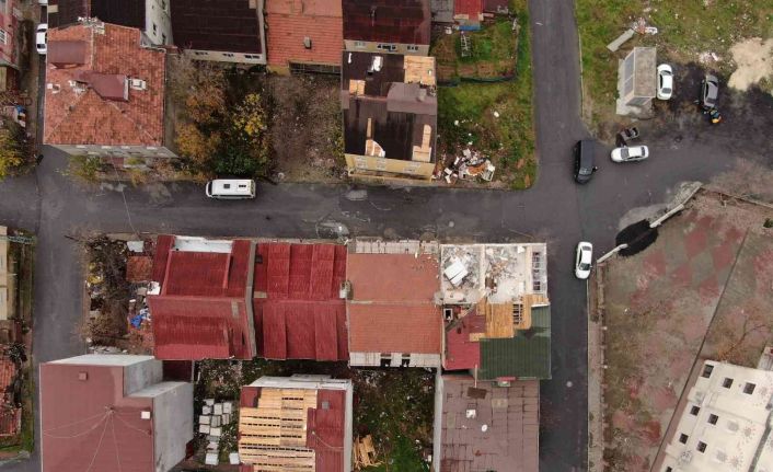 Lodosta binanın çatısı iş yerinin üzerine uçtu, o anlar kameraya yansıdı