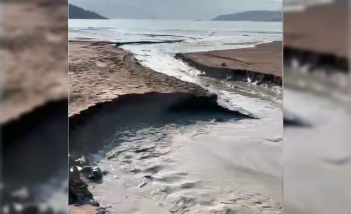 Maden işletmesineait atık su havuzunun patlaması köylüyü endişelendirdi