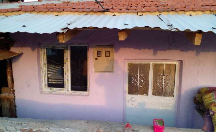 Mağdur durumdaki asker arkadaşlarının evini onardılar