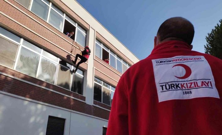 Manisa’da Türk Kızılay Afet Timi ‘hayat kurtaran’ eğitimden geçti