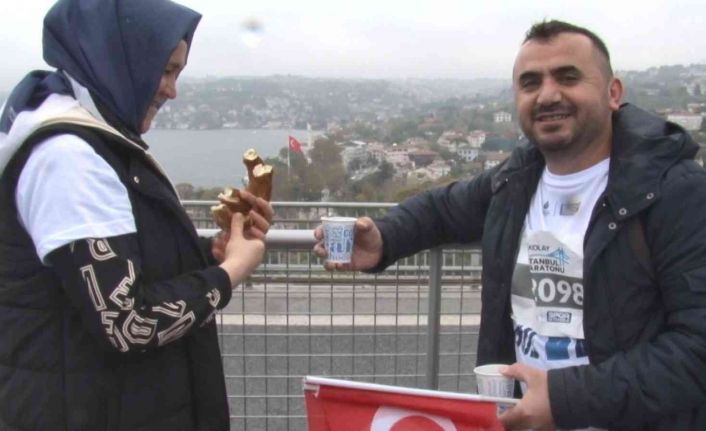 Maratondan renkli görüntüler: Boğaza karşı çay simit keyfi yaptılar
