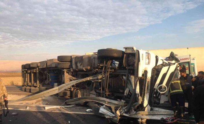 Mardin’de tır devrildi: 1 yaralı
