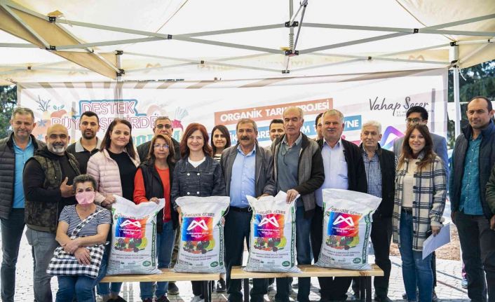 Mersin Büyükşehir Belediyesi, 100 üreticiye 25 ton organik gübre dağıttı