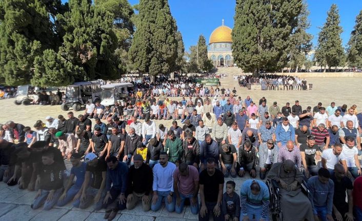 Mescid-i Aksa’da 50 bin Filistinli cuma namazı kıldı