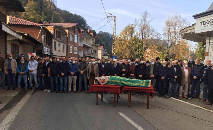 Minibüs ile şadırvan arasında sıkışıp ağır yaralanmıştı, bugün son yolculuğuna uğurlandı