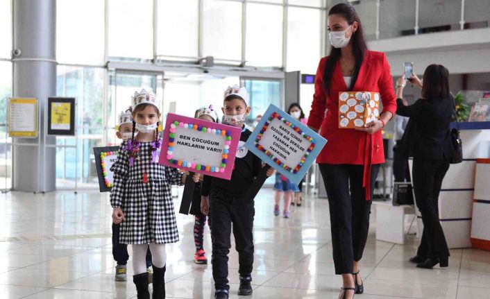 Minikler, düdük çalıp dövizlerle haklarını anlattı