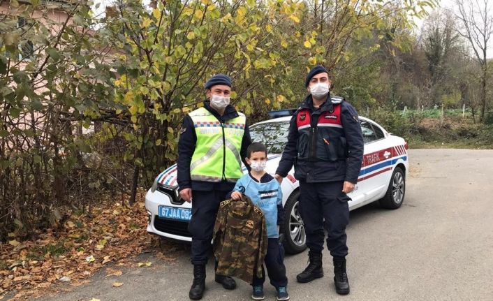 Montuna ’jandarma’ yazan küçük Mikail’e jandarmadan jest